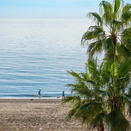 Beachfront Center דירה
